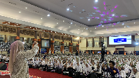 Sania Khorida mengajarkan Bahasa Isyarat dalam kegiatan Penutupan PKKMB RAJA BRAWIJAYA 2024. Foto: (Callan Rahmadyvi Triyunanto/detikcom)