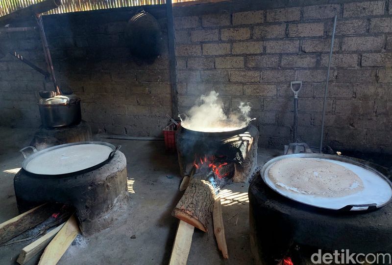 Penyulingan arak di Desa Les