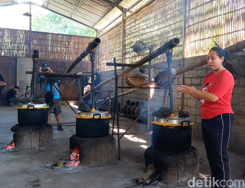 Penyulingan arak di Desa Les