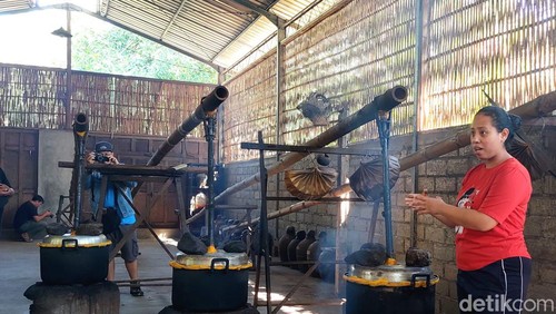 Penyulingan arak di Desa Les