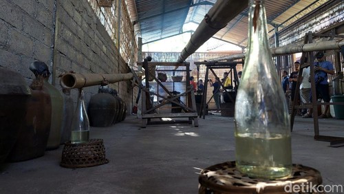 Penyulingan arak di Desa Les