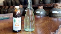 Sebotol arak Bali ini dijual mulai Rp 150 ribu per botolnya (750 ml). Sedangkan gula lontar atau juruh dijual Rp 70 ribu (60 ml).