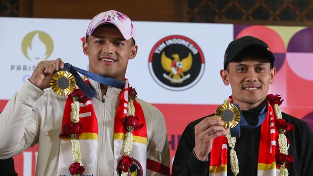 Peraih medali emas Olimpiade 2024 Rizki Juniansyah dan Veddriq Leonardo tiba di Tanah Air. Jajaran Kemenpora, KOI, serta induk pengurus olahraga angkat besi dan panjat besi turut di antara barisan penyambut. (Dok. Detikcom/Rifkianto Nugroho)