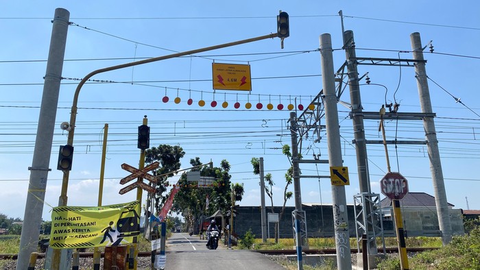 Perlintasan sebidang tanpa palang di jalan penghubung Desa Sengon dan Desa Taji, Kecamatan Prambanan, Kabupaten Klaten, Rabu (14/8/2024).