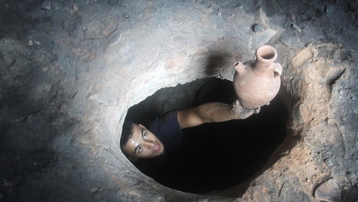 Permintaan Tembikar Meningkat di Tengah Serangan Israel ke Gaza A person works in a pottery workshop as Palestinians respond to an increase in the demand for clay pots used to cool water due to power cuts and hot weather, according to workers, amid the Israel-Hamas conflict, in Gaza City August 13, 2024. REUTERS/Mahmoud Issa