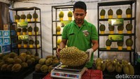 Pengunjung juga bisa mendapat diskon 17 % khusus kiloan dan olahan durian dengan menggunakan baju merah atau putih.