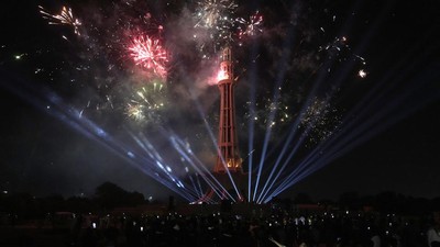 Pesta Kembang Api Semarakkan Hari Kemerdekaan Pakistan