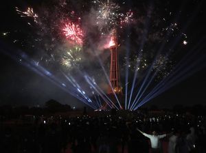 Pesta Kembang Api Semarakkan Hari Kemerdekaan Pakistan