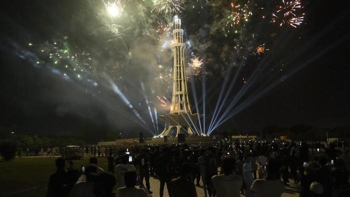 Pesta Kembang Api Semarakkan Hari Kemerdekaan Pakistan Fireworks light the sky close to the Minar-e-Pakistan or Pakistan monument during the Pakistan Independence Day celebrations, in Lahore, Pakistan, Wednesday, Aug. 14, 2024. (AP Photo/K.M. Chaudary)