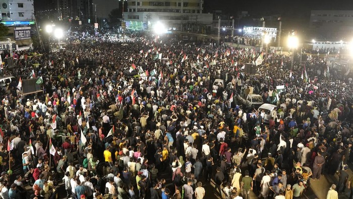 Pesta Kembang Api Semarakkan Hari Kemerdekaan Pakistan People gather at a square and wait for fireworks in connection with Pakistan Independence Day celebrations, Wednesday, Aug. 14, 2024, in Karachi, Pakistan. (AP Photo/Fareed Khan)