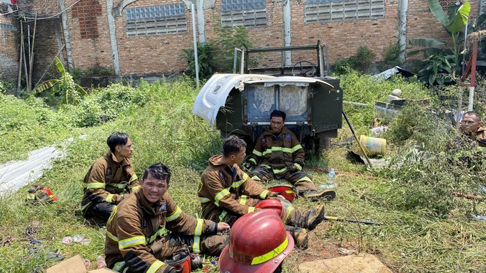 Luka Ringan pada Wajah Petugas Pemadam Kebakaran Depok Pasca Ledakan Tiner