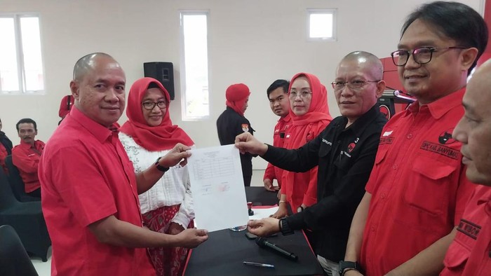 Sadewo Tri Lastiono menyerahkan berkas pendaftaran bacabup melalui PDIP Banyumas, beberapa waktu lalu.