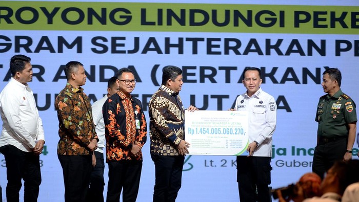Pj Gubernur Sumatera Utara (Sumut) Agus Fatoni secara resmi meluncurkan Gerakan Perlindungan Tenaga Rentan Serentak se-Sumut dan Gerakan Gotong Royong Lindungi Pekerja Rentan melalui Progam Sejahterakan Pekerja Sekitar Anda (SERTAKAN) se-Sumut di Aula Raja Inal Siregar Jalan Diponegoro Kota Medan, Rabu (14/8).