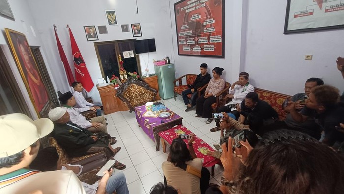 PKB Probolinggo saat di kantor PDIP setempat