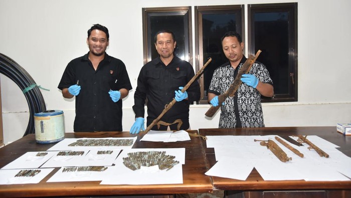 Polisi amankan senpi dan amunisi ditemukan dalam hutan di Morowali Utara.