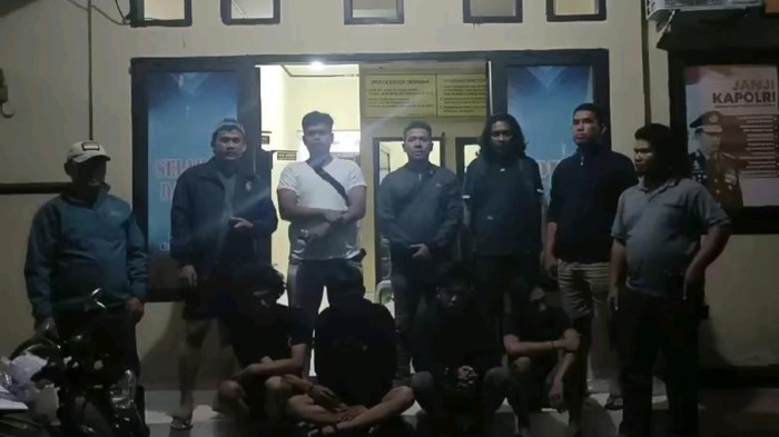 Polisi menangkap 4 pelaku pencurian alat berat milik perusahaan tambang di Konawe.