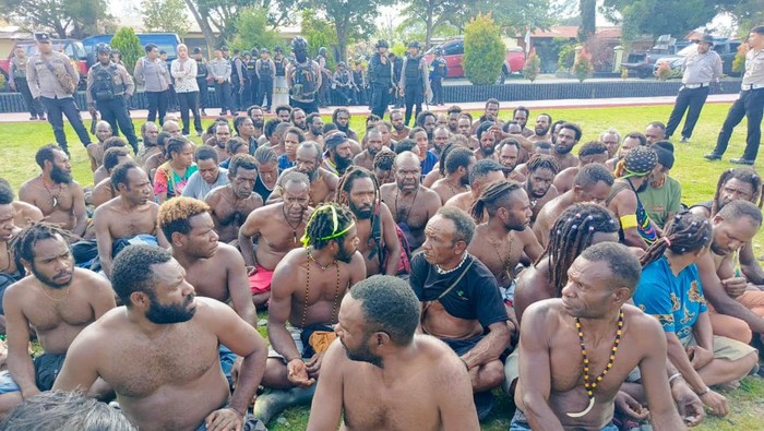 Polisi menangkap 81 orang terkait pembakaran Kantor KPU Papua Pegunungan.