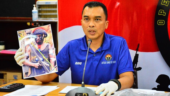 Polisi menujukkan foto pelaku pembunuh pilot helikopter di Mimika.