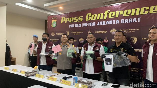 Polres Metro Jakarta Barat membongkar penyelundupan 11 kilogram sabu dalam ruang pintu mobil Camry.