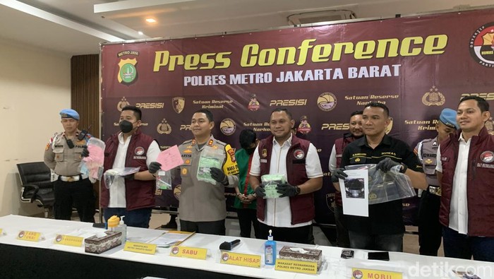 Polres Metro Jakarta Barat membongkar penyelundupan 11 kilogram sabu dalam ruang pintu mobil Camry.