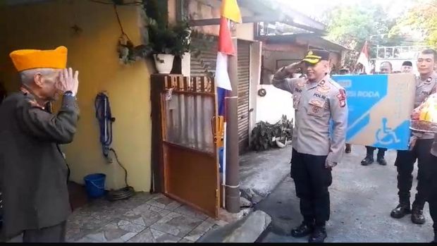 Polsek Pesanggrahan mengunjungi veteran menyambut Hari Kemerdekaan RI ke-79.