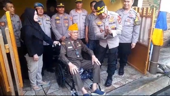 Polsek Pesanggrahan mengunjungi veteran menyambut Hari Kemerdekaan RI ke-79.