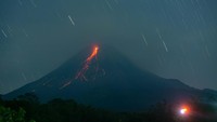 Foto multiple exposure guguran lava pijar Gunung Merapi di Sleman, D.I Yogyakarta, Rabu (14/8/2024).   