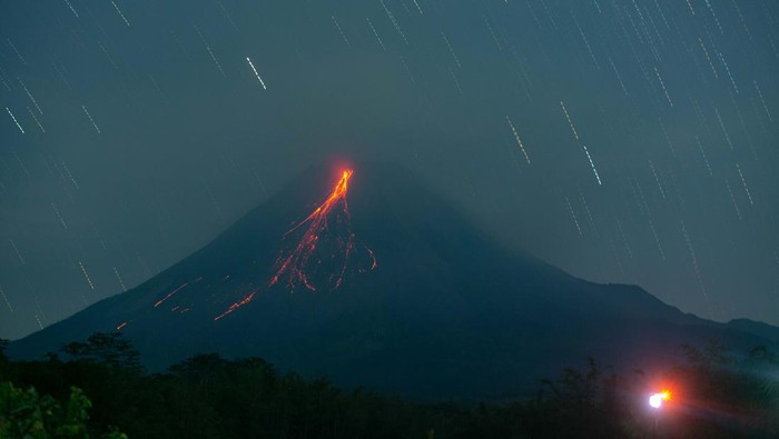 Guguran lava pijar Gunung Merapi terlihat dari Turi, Sleman, D.I Yogyakarta, Ranu (14/8/2024). Menurut data BPPTKG periode pengamatan 14 Agustus 2024 pukul 00.00 - 24.00 WIB Gunung Merapi yang berstatus siaga (level III) itu mengalami 27 kali guguran lava pijar dengan jarak luncur maksimal 1.600 meter ke arah barat daya. ANTARA FOTO/Andreas Fitri Atmoko/agr/foc.