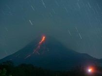 Potret Gunung Merapi Muntahkan Lava dan Awan Panas