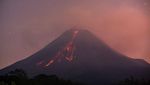 Potret Gunung Merapi Muntahkan Lava dan Awan Panas