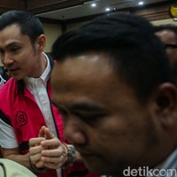Harvey Moeis, didakwa terlibat korupsi dalam tata kelola timah yang menyebabkan kerugian Rp 300 triliun. Jaksa mengungkap Harvey merupakan inisiator kerjasama sewa alat processing pelogaman antara smelter dan PT Timah Tbk.. (Foto: Rifkianto Nugroho/detikcom)
