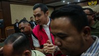 Dia hanya menyapa publik dan awak media yang telah menunggu di lokasi dengan menangkupkan tangan.  