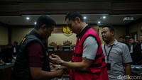 Sebelum Harvey Moeis, terdakwa lainnya telah menjalani sidang lebih dulu pada Rabu (31/7) lalu. Yakni Kadis ESDM Bangka Belitung periode 2015-2019 Suranto Wibowo, Kadis ESDM Bangka Belitung 2021-2024 Amir Syahbana, dan Plt Kadis ESDM Bangka Belitung Maret 2019 Rusbani.  