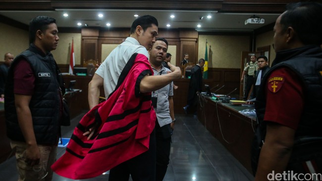 Setelah ia membuka rompi tersebut, baru terlihat penampakan kemeja secara keseluruhan. Kemeja tersebut dihiasi semacam label kecil di kerah bagian belakang, tepat di bawah leher. (Foto: Rifkianto Nugroho/detikcom)