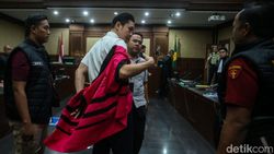 Penampilan Harvey Moeis Pakai Kemeja Rp 7 Juta di Sidang Timah