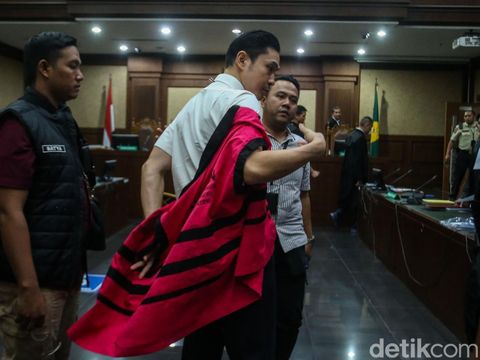 Tersangka kasus korupsi timah Harvey Moeis menjalani sidang perdana di Tipikor, Jakarta, Rabu (14/8/2024).