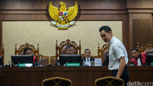 Ditelusuri situsnya, baju sidang Harvey dinamai Oxford Short Sleeve Shirt. Bahannya disebut 100 persen katun dan dibuat di Italia. Harga untuk kaus polosan tersebut? US$ 450 atau sekitar Rp 7 juta. (Foto: Rifkianto Nugroho/detikcom)