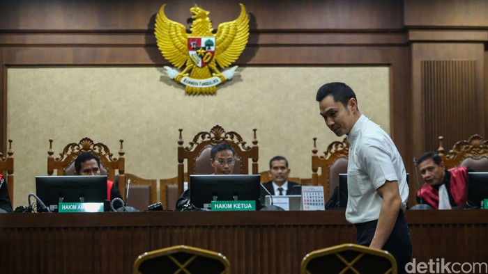Tersangka kasus korupsi timah Harvey Moeis menjalani sidang perdana di Tipikor, Jakarta, Rabu (14/8/2024).