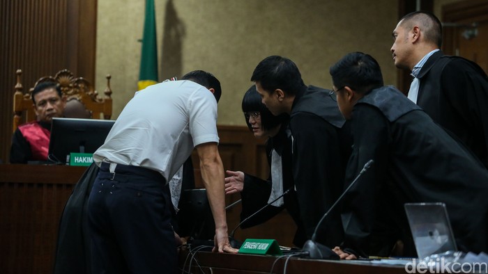 Tersangka kasus korupsi timah Harvey Moeis menjalani sidang perdana di Tipikor, Jakarta, Rabu (14/8/2024).