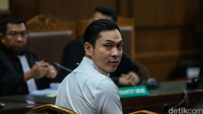 Potret Harvey Moeis Jalani Sidang Perdana Kasus Korupsi Timah Tersangka kasus korupsi timah Harvey Moeis menjalani sidang perdana di Tipikor, Jakarta, Rabu (14/8/2024).