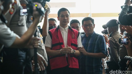 Tersangka kasus korupsi timah Harvey Moeis menjalani sidang perdana di Tipikor, Jakarta, Rabu (14/8/2024).