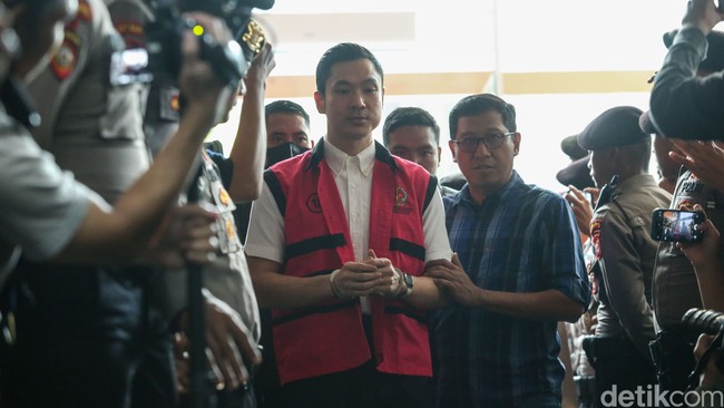 Sidang perdana Harvey atas kasus kasus korupsi Izin Usaha Pertambangan (IUP) di PT Timah Tbk berlangsung di Pengadilan Tindak Pidana Korupsi (Tipikor) pada Pengadilan Negeri (PN) Jakarta Pusat, Rabu (14/8/2024). Suami aktris Sandra Dewi ini tiba dengan rompi tahanan berwarna ungu yang membungkus kemeja putih lengan pendek. (Foto: Rifkianto Nugroho/detikcom)