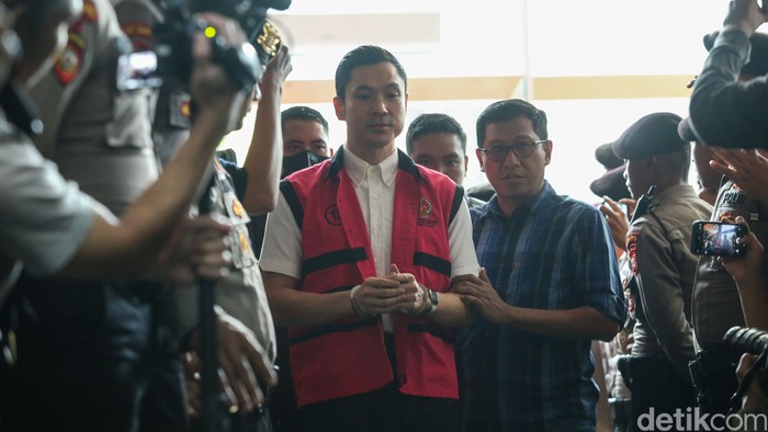 Tersangka kasus korupsi timah Harvey Moeis menjalani sidang perdana di Tipikor, Jakarta, Rabu (14/8/2024).