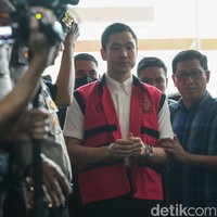Sidang perdana Harvey atas kasus kasus korupsi Izin Usaha Pertambangan (IUP) di PT Timah Tbk berlangsung di Pengadilan Tindak Pidana Korupsi (Tipikor) pada Pengadilan Negeri (PN) Jakarta Pusat, Rabu (14/8/2024). Suami aktris Sandra Dewi ini tiba dengan rompi tahanan berwarna ungu yang membungkus kemeja putih lengan pendek. (Foto: Rifkianto Nugroho/detikcom)
