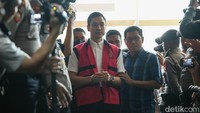 Tersangka kasus korupsi timah Harvey Moeis menjalani sidang perdana di Tipikor, Jakarta, Rabu (14/8/2024).   