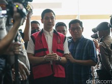 Penampilan Harvey Moeis Pakai Kemeja Rp 7 Juta di Sidang Timah Penampilan Harvey Moeis Pakai Kemeja Rp 7 Juta di Sidang Timah