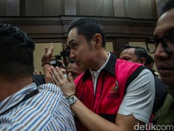 Foto: Harvey Moeis Pakai Kemeja Putih Rp 7 Juta saat Didakwa, Buatan Italia