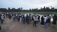 Pada paruh pertama tahun ini, Angkor Wat menarik lebih dari setengah juta kunjungan wisatawan internasional.