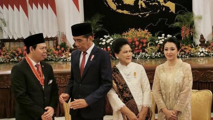 Presiden Joko Widodo (Jokowi) menganugerahkan tanda kehormatan Bintang Mahaputera Nararya kepada Wakil Ketua DPD RI Sultan Baktiar Najamudin.