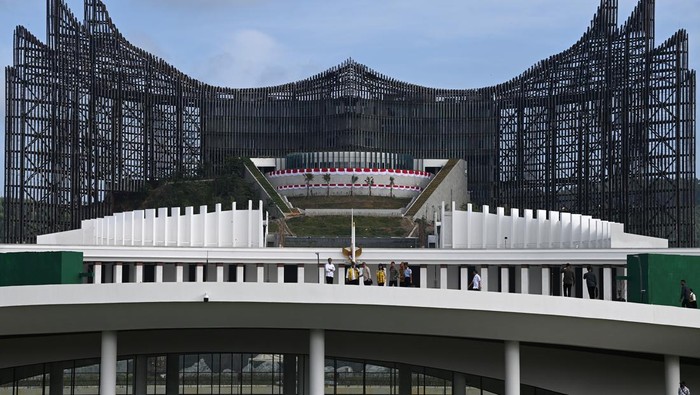 Presiden Joko Widodo (kiri) didampingi Seskab Pramono Anung (kanan) dan Mensesneg Pratikno meninjau Plaza Seremoni Sumbu Kebangsaan usai diresmikan di Ibu Kota Nusantara, Kalimantan Timur, Rabu (14/8/2024). Sumbu kebangsaan merupakan ruang terbuka yang menggambarkan keharmonisan hubungan antara manusia dengan Tuhan, manusia dengan alam lingkungan, dan manusia dengan sesamanya. ANTARA FOTO/Sigid Kurniawan/foc.